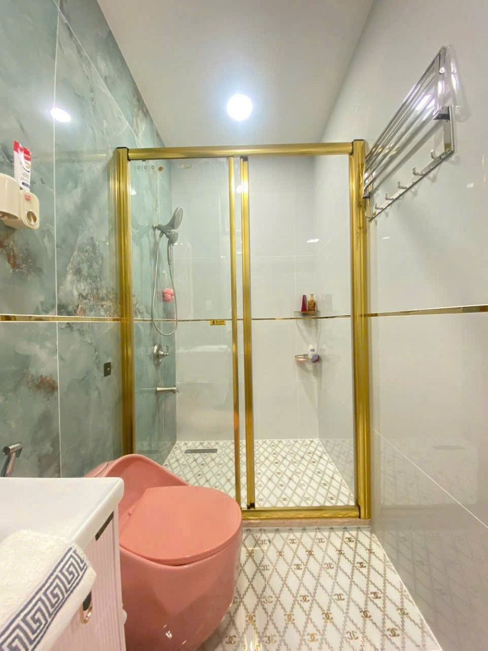Phòng tắm kính nhôm mạ Anode Fendi King Paradise lắp trong phòng tắm dài và hẹp