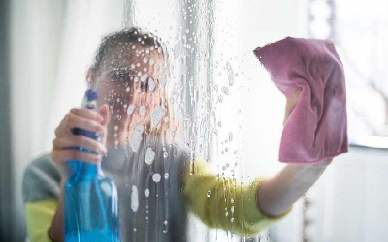 Dung dịch tẩy cặn canxi có thể tẩy các vết ố và cặn bám trên kính lâu ngày