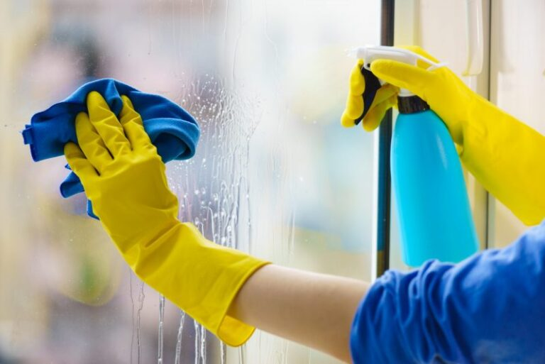 Xịt dung dịch lau kính chuyên dụng và dùng khăn lau để kính được sáng bóng