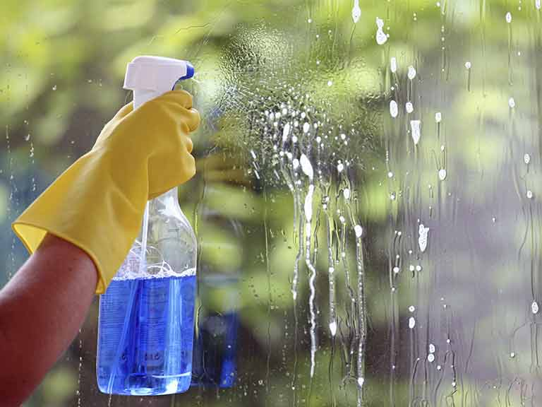 Ưu tiên sử dụng các dung dịch vệ sinh chuyên dụng có độ PH không quá cao