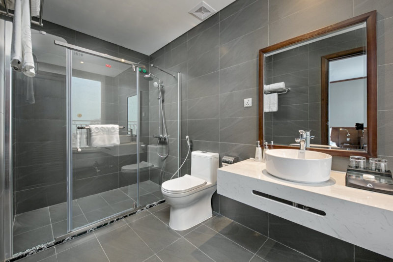 Cabin tắm kính giúp không gian trở nên rộng rãi và thoáng đãng hơn về mặt thị giác