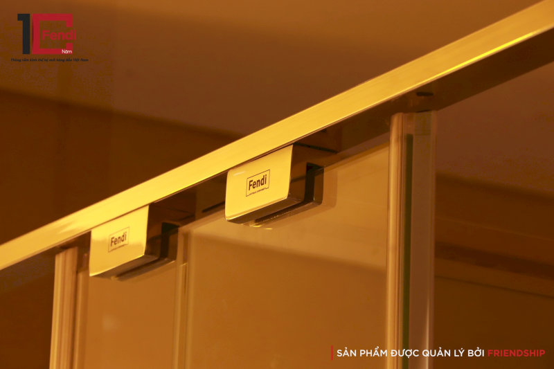 Việc kiểm tra logo Fendi được khắc laser là một trong những dấu hiệu quan trọng giúp nhận biết phòng tắm kính chính hãng