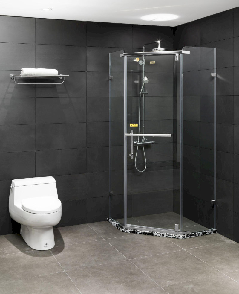 Vách tắm kính đồng mạ Crome-Niken là dòng phòng tắm kính cao cấp sử dụng hệ phụ kiện bằng đồng nguyên khối, được mạ Crome-Niken