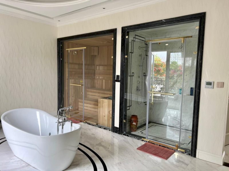 Hình ảnh lắp đặt thực tế buồng tắm đứng Fendi sử dụng phụ kiện đồng mạ Crome-Niken kết hợp kính cường lực dán họa tiết